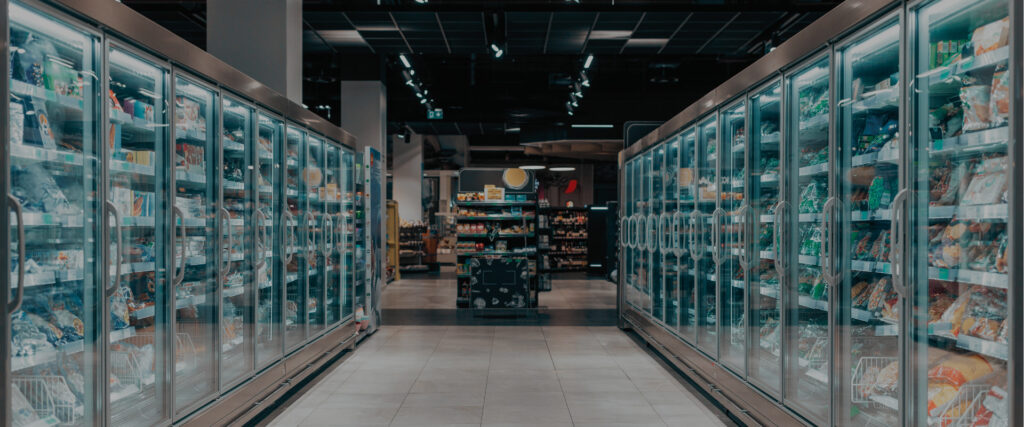 Rayon réfrigéré dans un magasin GMS équipé d’armoires froides au Maroc.