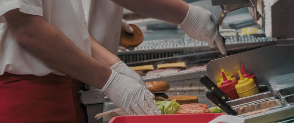 Poste de préparation et vitrine pour restauration rapide et snacking au Maroc.
