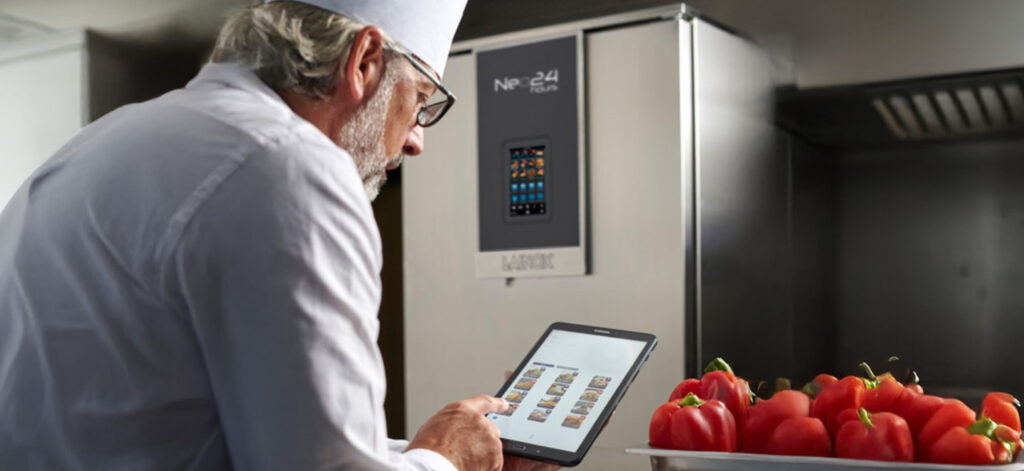 Chef consultant utilisant un équipement professionnel innovant pour la restauration au Maroc.