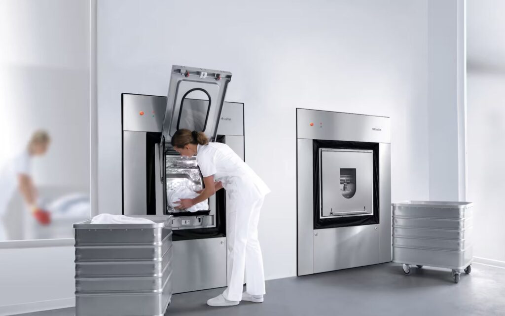 Machine de blanchisserie hospitalière conforme aux normes d’hygiène RABC au Maroc.