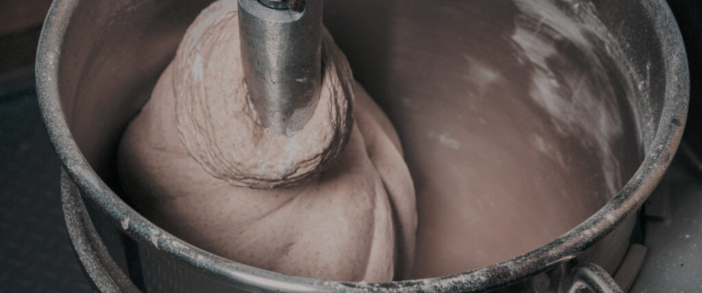 Pétrin professionnel en action dans une boulangerie au Maroc.